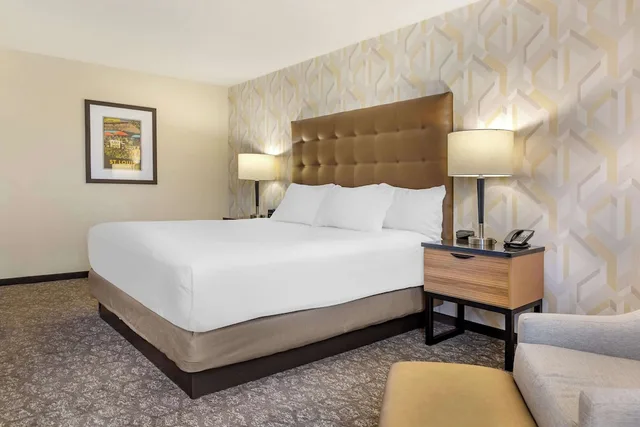 غرفة بسرير كينج في طابق مرتفع، Drury Inn and Suites Southwest St. Louis 1/4