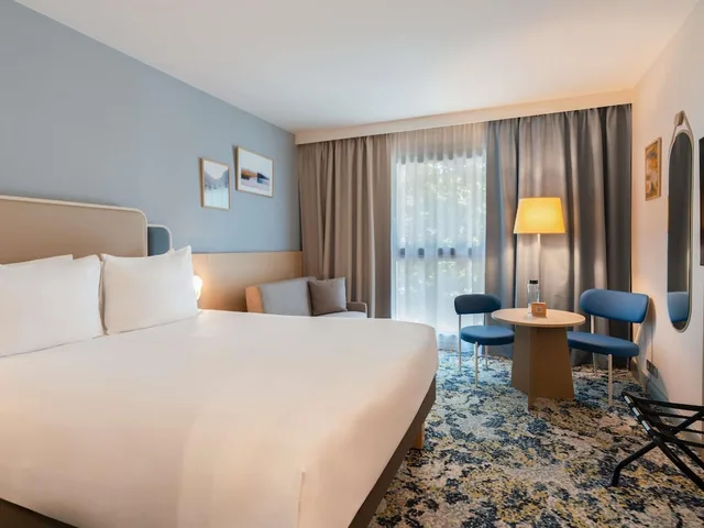 غرفة عائلية بسرير مزدوج وسريرين منفصلين، MERCURE BLOIS CENTRE 2/9