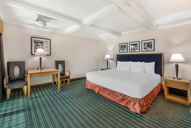 غرفة قياسية بسرير كينج بإطلالة على المسبح بشرفة، Best Western Pine Tree Motel 1/4