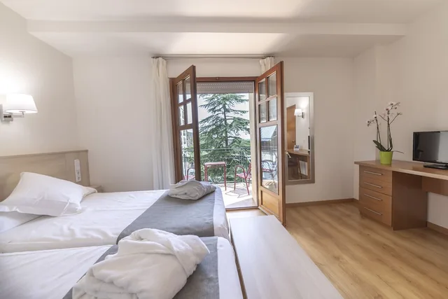 غرفة عائلية ثلاثية بسريرين منفصلين، Balneario De Fitero 1/3