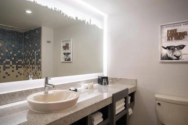 غرفة بسرير كينج في طابق مرتفع، Renaissance New York Times Square Hotel 8/10