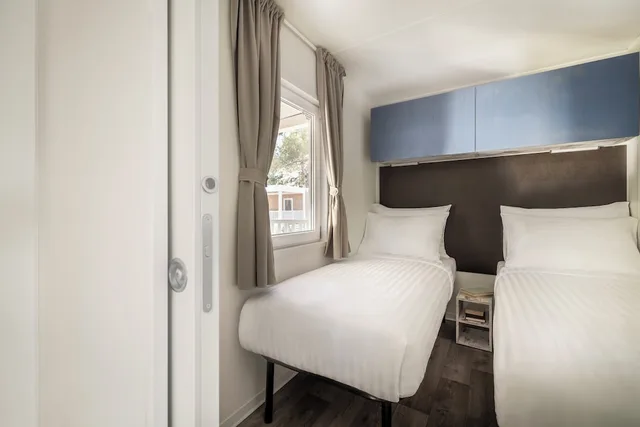 غرفة بريميوم بسرير كوين وسريرين منفصلين بشرفة مع أريكة، Mobile Homes Valkanela 1/3