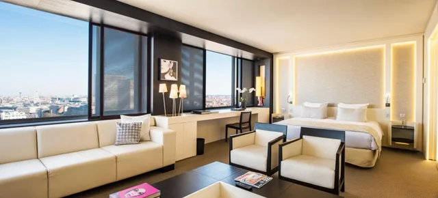 جناح جونيور، The Hotel Ex Hilton Brussels 1/1