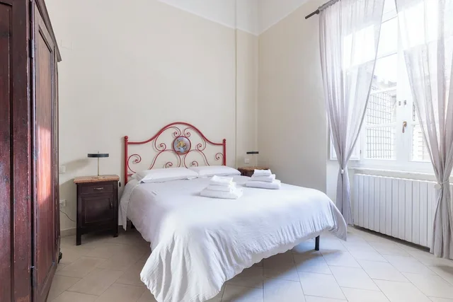Room, Queen Bed, Lucca Charm 7/10