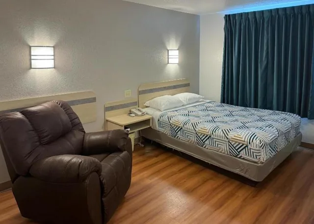 غرفة بسرير كوين للمدخنين، Motel6 Avoca, IA 8/10