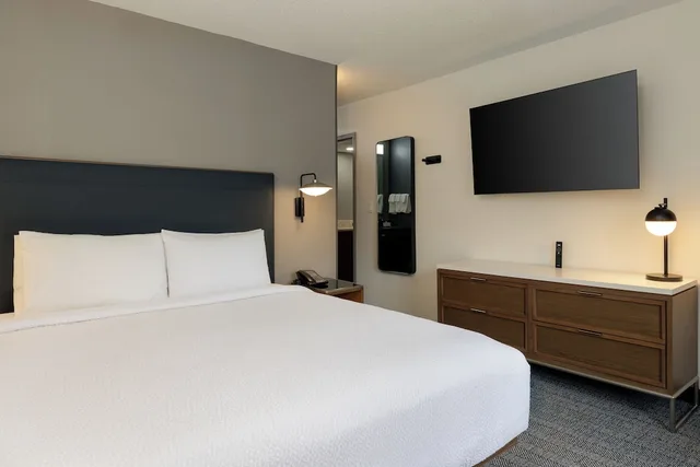 غرفة بسرير كينج مع أريكة، Courtyard by Marriott North Charleston Airport/Coliseum 2/10