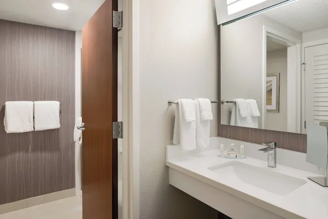 غرفة بسرير كينج بشرفة، Courtyard By Marriott Tupelo 5/10