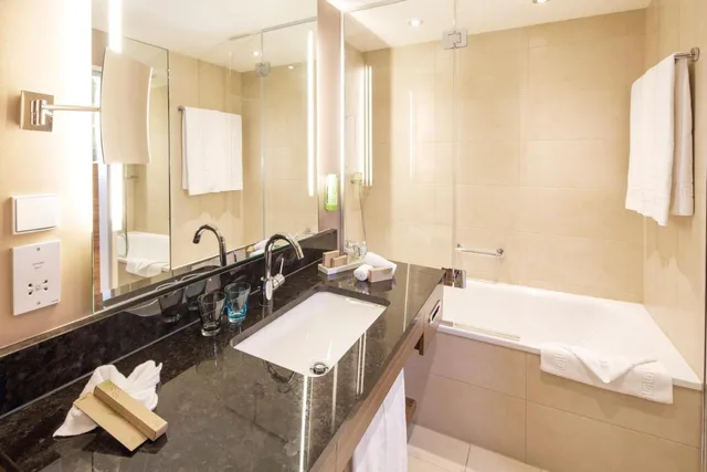 غرفة عائلية بسرير كينج وسرير كوين، Movenpick Hotel Geneva 8/8