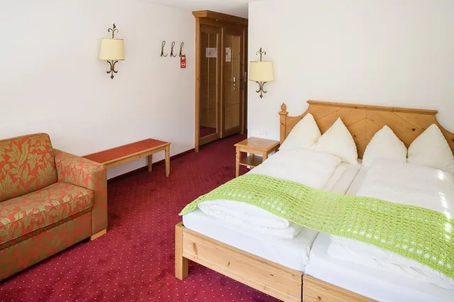 غرفة بسريرين منفصلين بإطلالة على الجبل مع أريكة، Hotel Mountain Paradise 2/5
