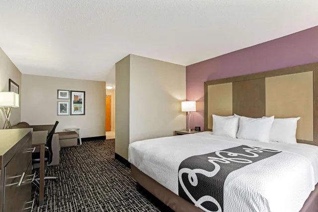 Deluxe, King Bed, Bathtub, Accessible, La Quinta Inn & Suites by Wyndham Hopkinsville 7/10