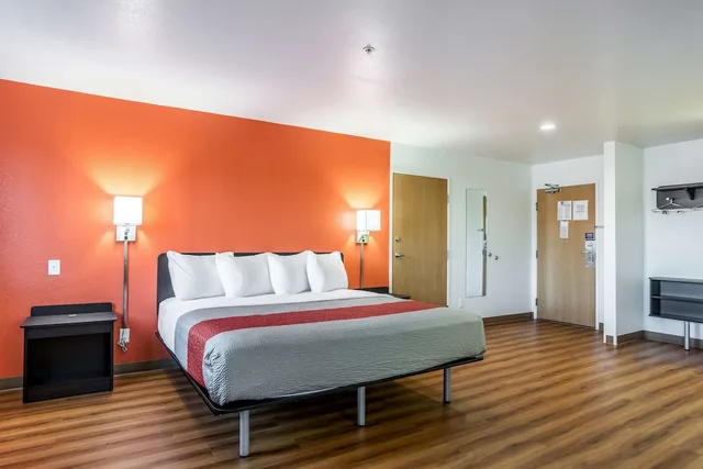 Room, King Bed, Smoking, Motel6 Barkeyville, PA 3/10