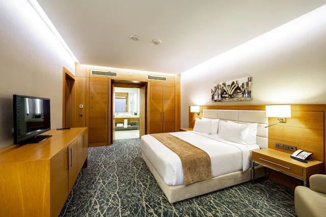 جناح بسرير كينج بإطلالة على المدينة للمدخنين، Holiday Inn Baku 2/10