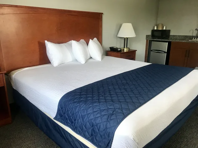 غرفة بسرير كينج للمدخنين، American Inn North Kansas City 4/10