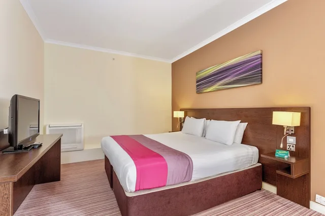 غرفة قياسية بسرير كوين مع أريكة، Holiday Inn Leamington Spa - Warwick, an IHG Hotel 1/8