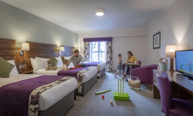 غرفة عائلية بسرير فردي مع أريكة، Maldron Hotel Galway 1/9