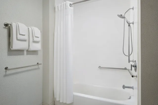 جناح بسريرين كوين لذوي الإعاقة، Holiday Inn Express and Suites Brunswick 3/3
