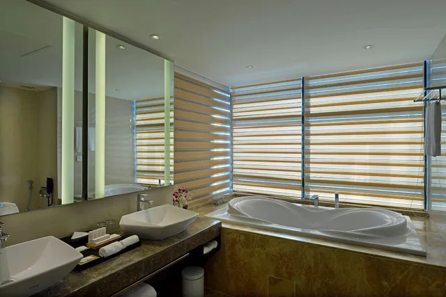 جناح ملكي بسرير كينج، Radisson Blu Chattogram Bay View 3/5