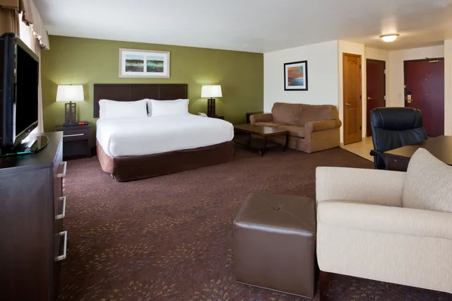 Suite, King Bed, Jetted Tub, Accessible, Holiday Inn Express Hotel Suites Aberdeen 1/3