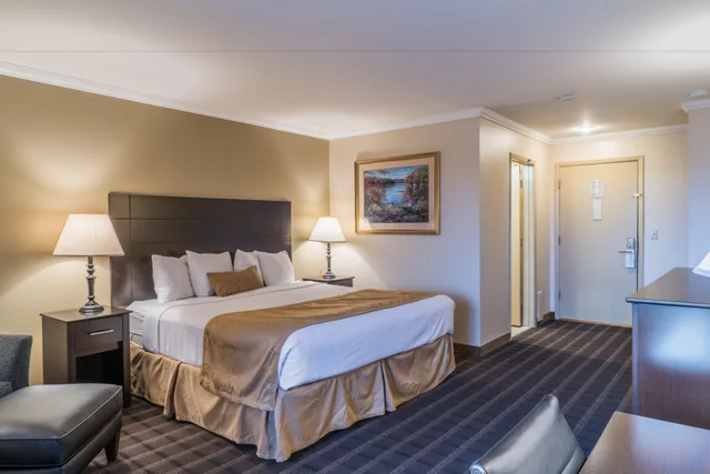 غرفة قياسية بسرير كينج بحوض جاكوزي، Best Western Inn & Suites Ontario 4/8