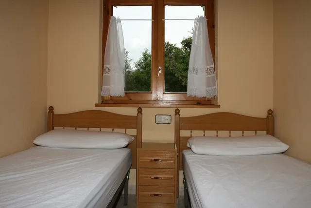بنغل بسريرين منفصلين بغرفتي نوم مع أريكة، Cerdanya Eco Resort 2/3