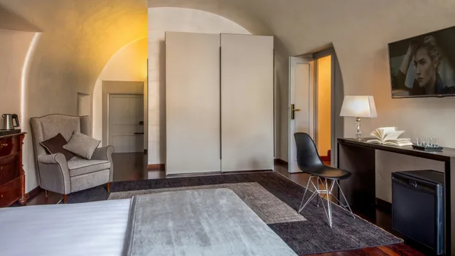 جناح جونيور بشرفة، Palazzo De Cupis 2/2
