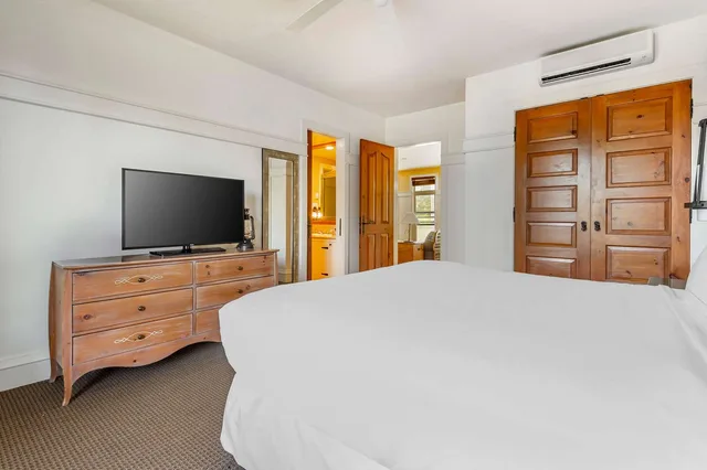 1 Bedroom, King Bed, Resort View, Sofa, Hilton Grand Vacations Club Tremblant Canada 3/4