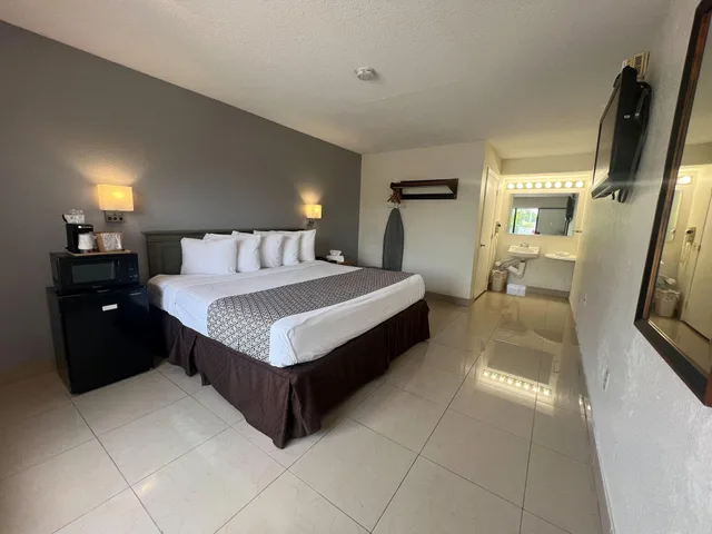 غرفة بسرير كينج لذوي الإعاقة، Garden Inn Homestead 1/3