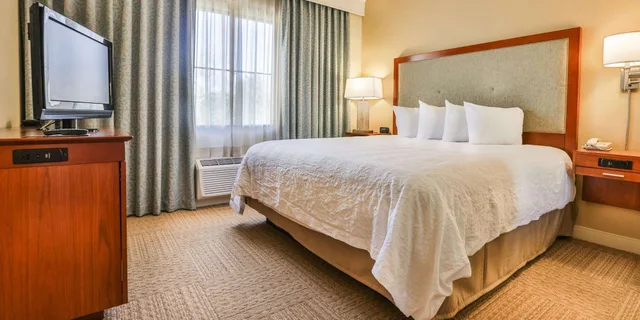 جناح بسرير كينج مع أريكة بمطبخ صغير، Hampton Inn Charleston Daniel Island 4/9