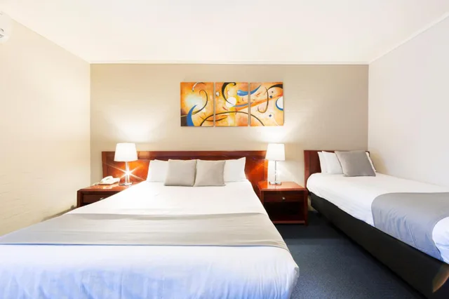 غرفة سوبيريور بسرير كينج وسرير فردي، ibis Styles Canberra 1/7