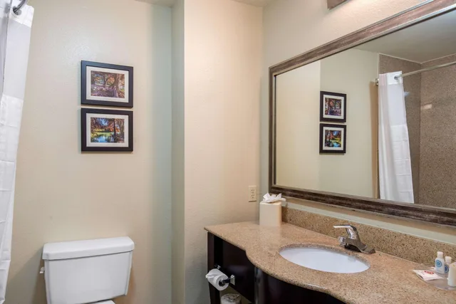 جناح، Comfort Inn and Suites Cedar Hill Duncanville 2/2
