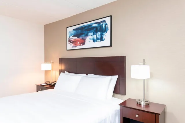 غرفة بسرير كوين، Delta Hotels By Marriott Kalamazoo Conference Center 1/5