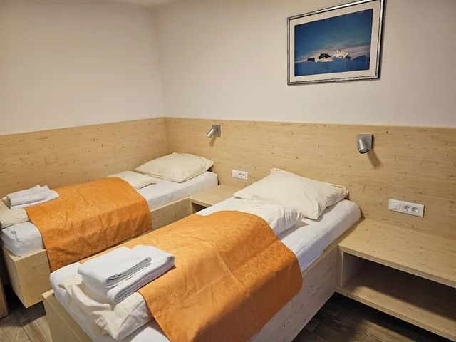 غرفة رباعية بسرير كينج وسريرين منفصلين بإطلالة على الجبل بشرفة، Hotel Gasperin 6/10