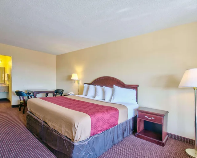 غرفة بسرير كينج للمدخنين، Econo Lodge Donalsonville, GA 4/6