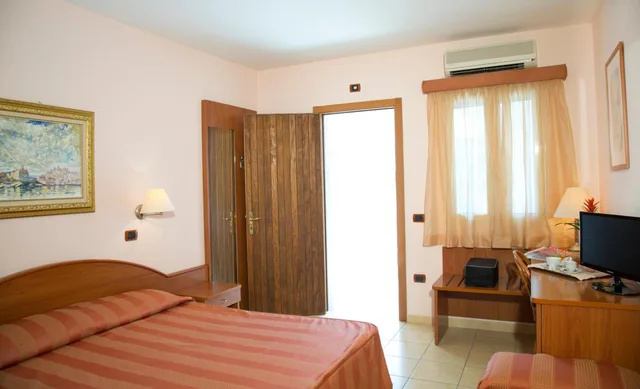 غرفة قياسية بسرير مزدوج أو سريرين منفصلين بشرفة، Garden Hotel Ripa 1/9