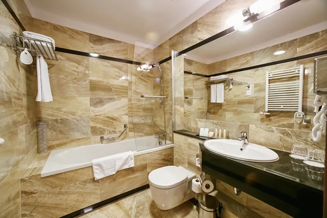 جناح بسرير كينج بغرفة نوم واحدة مع أريكة، Holiday Inn Krakow City Center 5/6