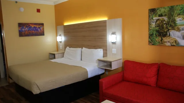 غرفة بسرير كينج لذوي الإعاقة، Home Town Inn And Suites 1/1