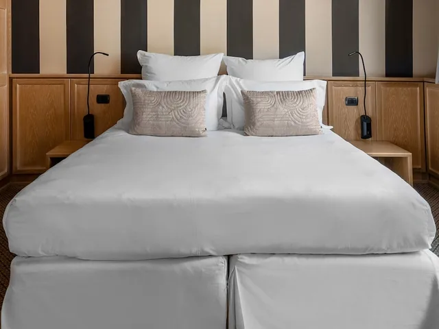 استوديو كبير بسرير كوين مع أريكة بمطبخ صغير، Camperio House Suites 1/4