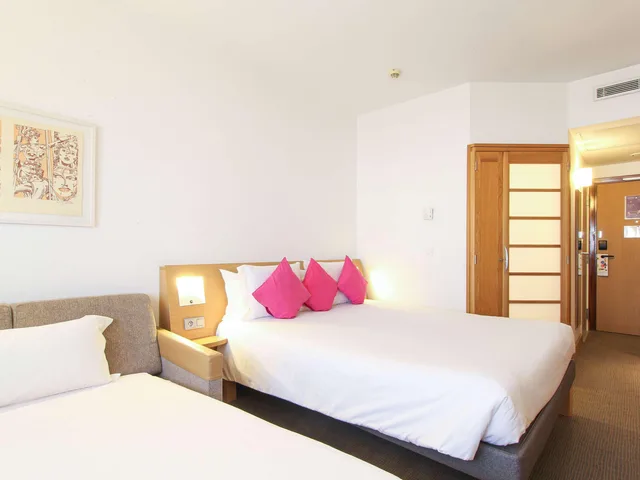 غرفة سوبيريور بسريرين منفصلين مع أريكة، Novotel Tunis 3/8