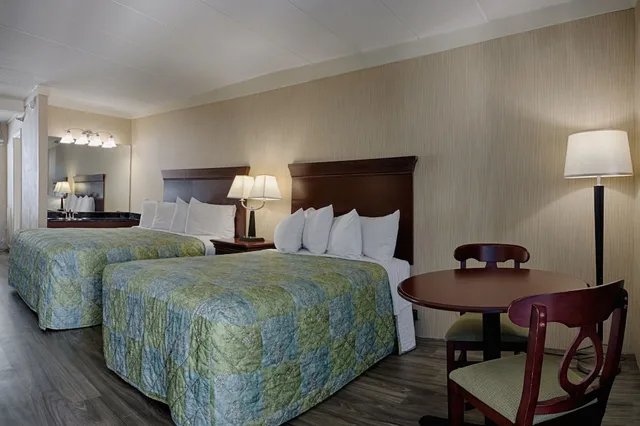 Efficiency, King Bed, King and Double Bed, Kitchenette، The Barefoot Mailman 1/2