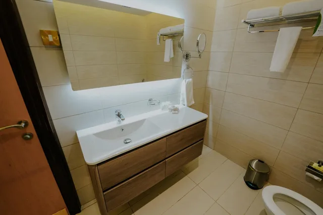 جناح ملكي بمسبح خاص للمدخنين، Villaggio Hotel and Resort Abu Dhabi 4/6