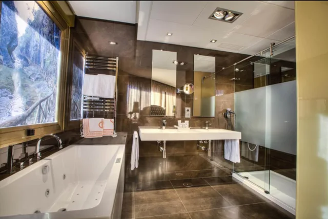 جناح بسرير كوين، Hotel Condestable Iranzo 10/10