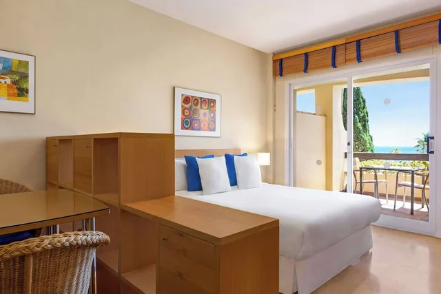 جناح جونيور ديلوكس بسرير كوين بإطلالة على البحر، Wyndham Grand Costa del Sol 2/2