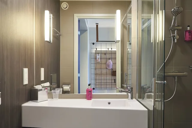 غرفة بسرير كوين بإطلالة على البحيرة، Moxy Birmingham Nec 2/2