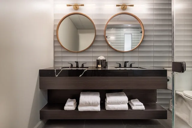 جناح ديلوكس بسريرين كوين، Hotel Deco Omaha, Tapestry Collection by Hilton 1/1