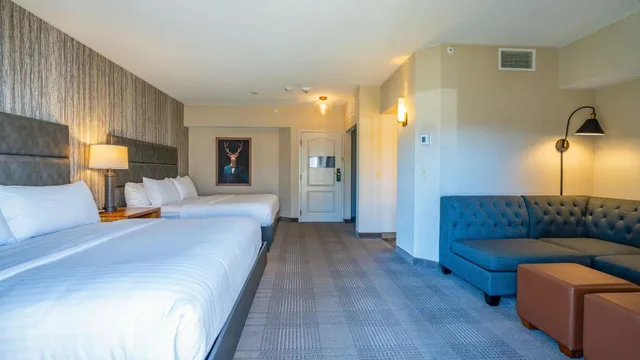 غرفة بسريرين كينج مع أريكة، Cherry Valley Hotel 2/7