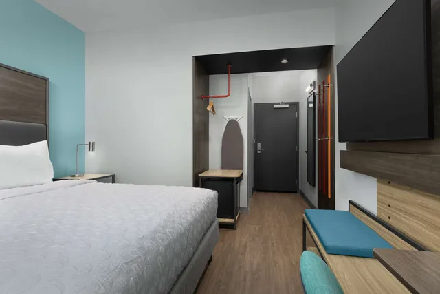 Room, King Bed, Bathtub, Accessible, Tru by Hilton North Augusta 2/4