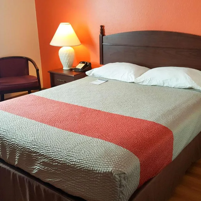 غرفة بسرير كوين لغير المدخنين، Motel6 Saukville, WI 8/10