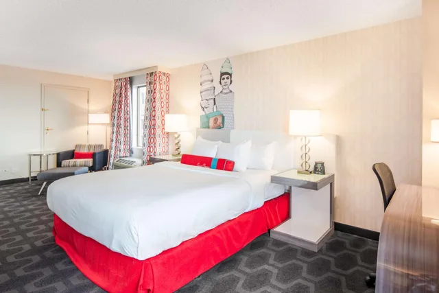 غرفة بسرير كينج في طابق مرتفع، The Curtis Denver a DoubleTree by Hilton Hotel 10/10
