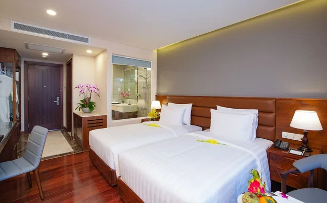 Superior, Queen Bed, Orchids Hotel Saigon 1/10