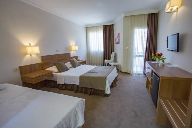 غرفة ثلاثية بسرير مزدوج وسرير فردي بإطلالة على الحديقة في الملحق، Melis Otel 7/10